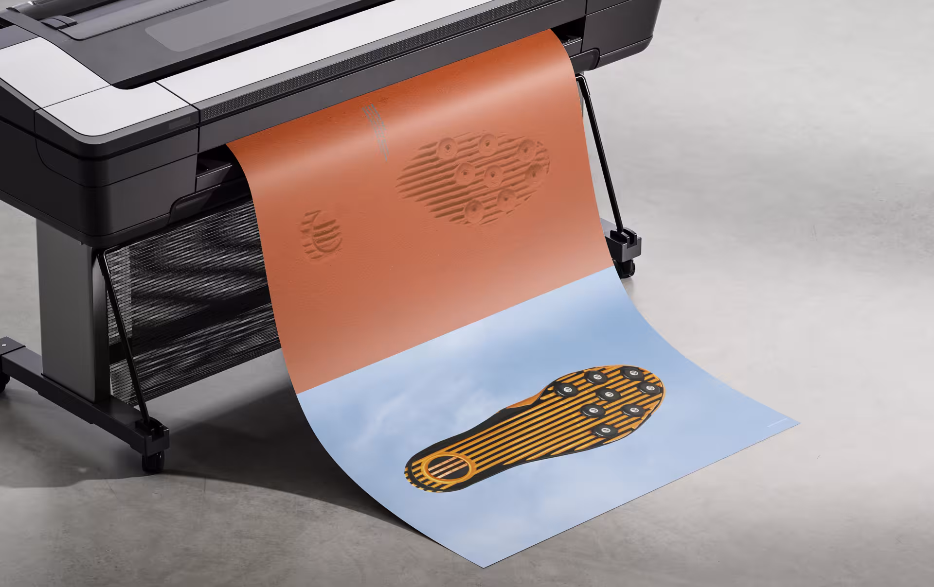 Imprimante grand format en cours d’impression, produisant une affiche aux teintes orange et bleues dans un environnement industriel épuré.